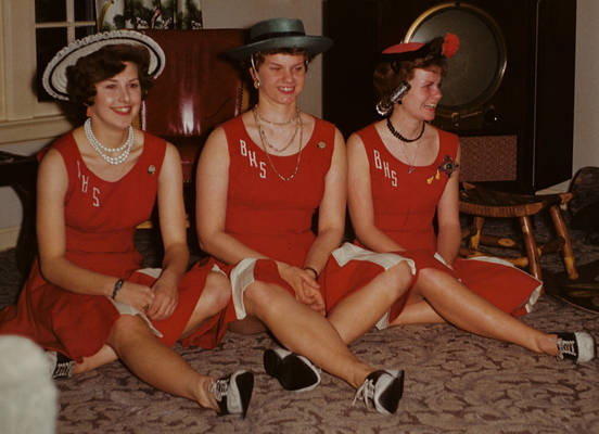 MaryJuneKrisCheer.jpg (44203 bytes)